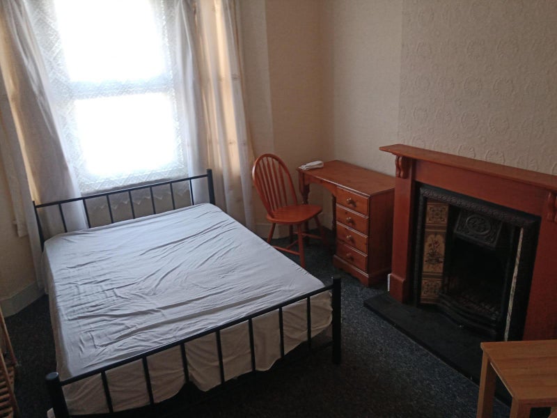 Photo 1: Large double room £595 pcm including gas electric water and council tax for single occupancy