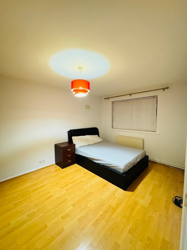 Photo 1: Spacious room with Fully furnished.
