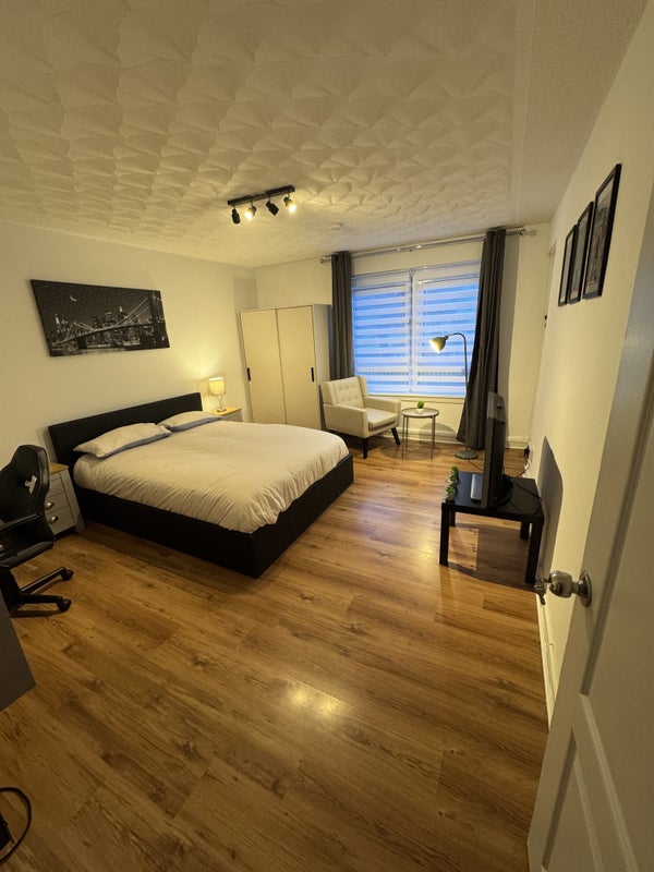 Photo 1: Room 1