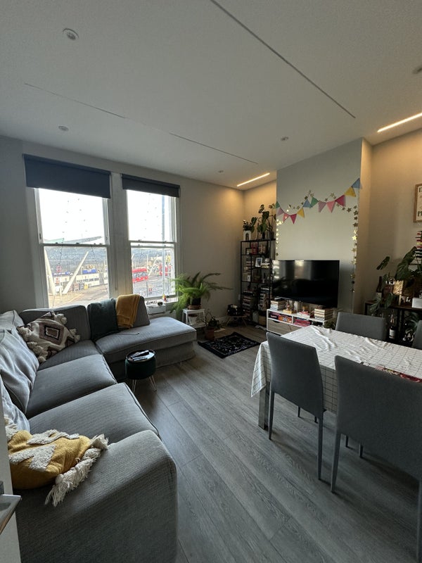 Photo 1: Spacious, airy lounge