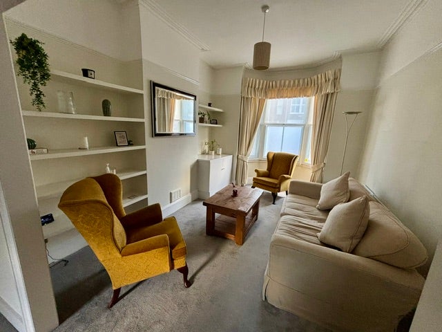 Photo 1: Lounge