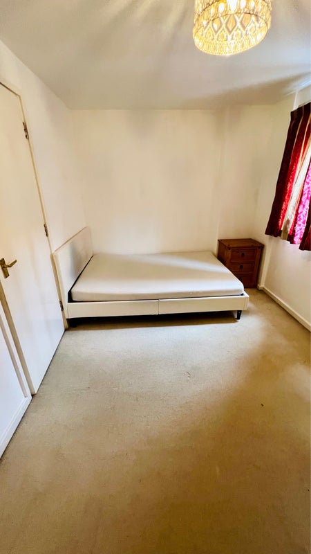 Photo 1: Large single room