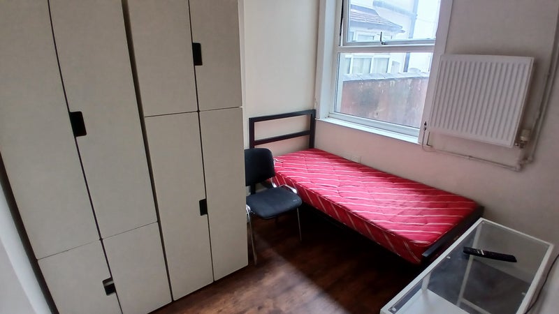 Photo 1: Single + Ensuite + Smart TV