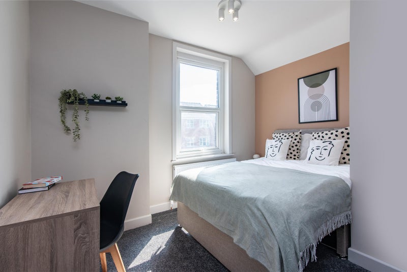 Photo 1: Bedroom 3