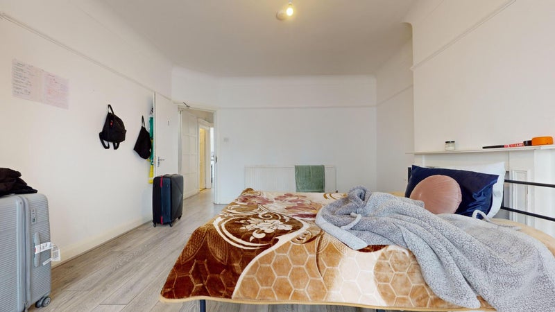 Photo 1: Room 1