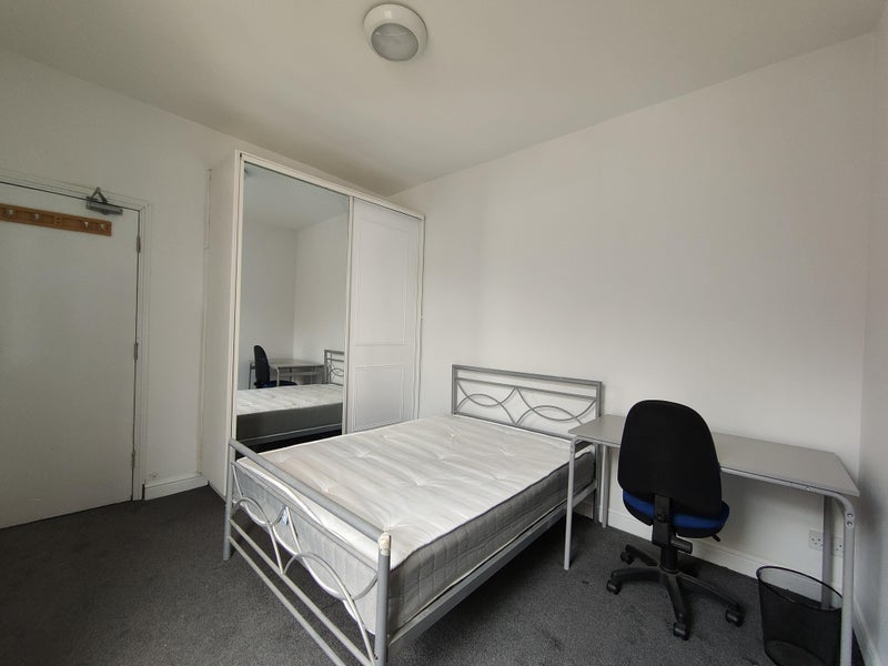 Photo 1: Room 4 - Double En-suite Room