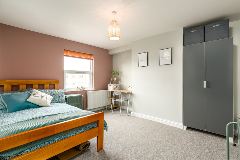 Photo 1: Room 6