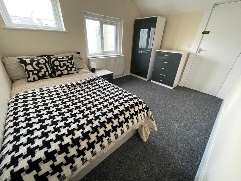 Photo 1: Room 1