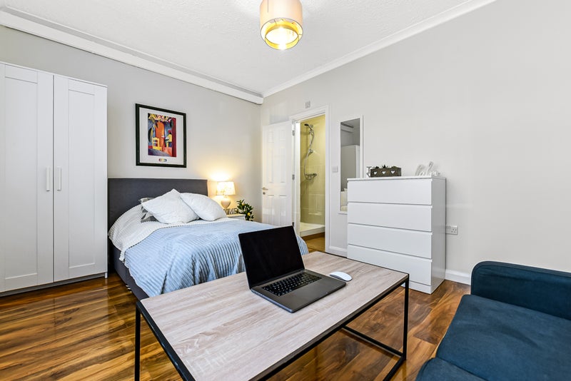 Photo 1: Room 1 W Ensuite