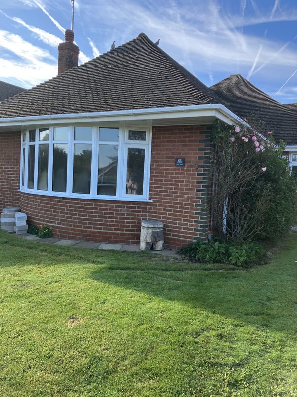 Photo 1: Bungalow