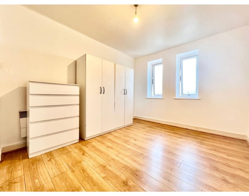 Photo 1: Ensuite Room