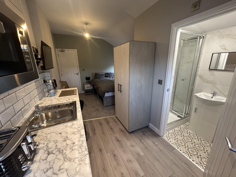 Photo 1: ROOM 3