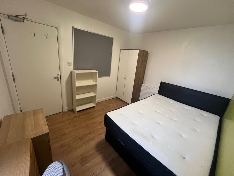 Photo 1: Spacious room located on 1st floor.