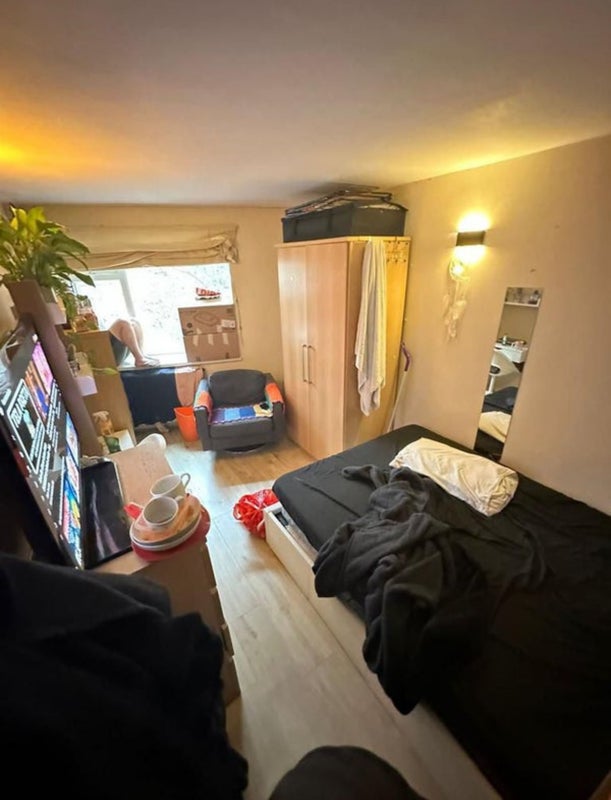 Photo 1: Room 1