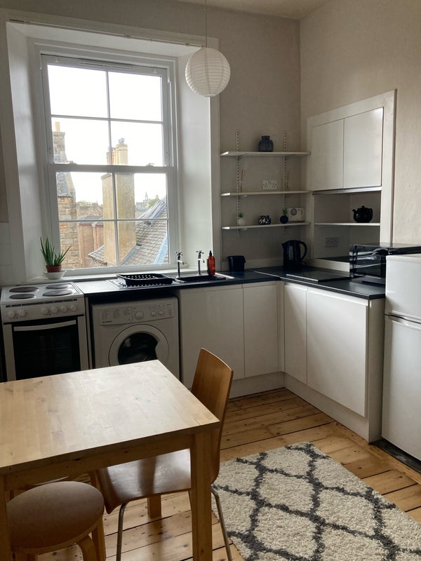 Photo 1: Kitchen/livingroom
