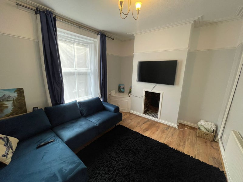 Photo 1: Lounge 1