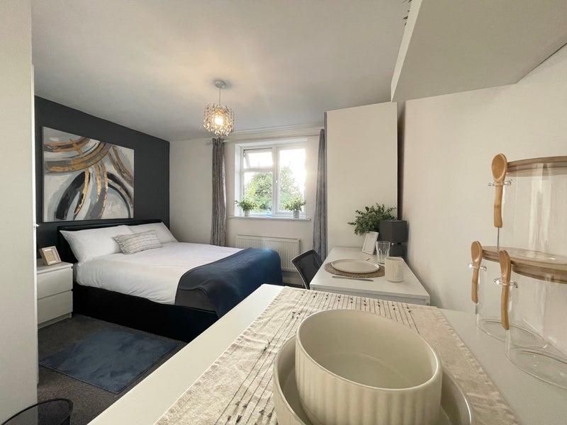 Photo 1: 🛏️ Spacious Bright Ensuite Bedroom