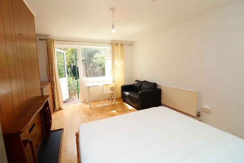 Photo 1: Room 1: £255 per week - Double room couples are welcome with private garden - £1,105 per month
