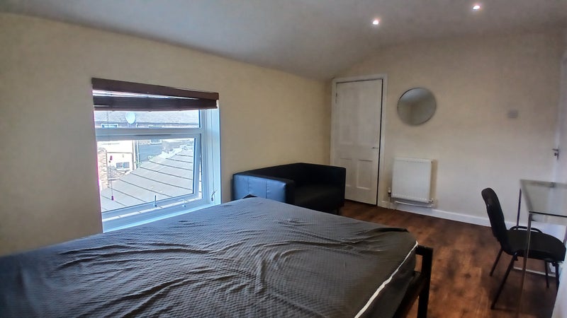 Photo 1: Double Ensuite + Smart TV + Sofa