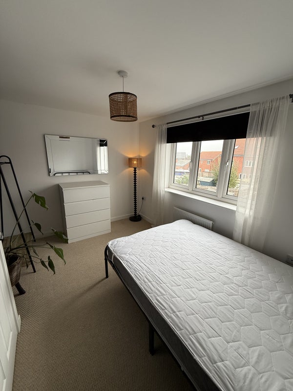 Photo 1: Room available 