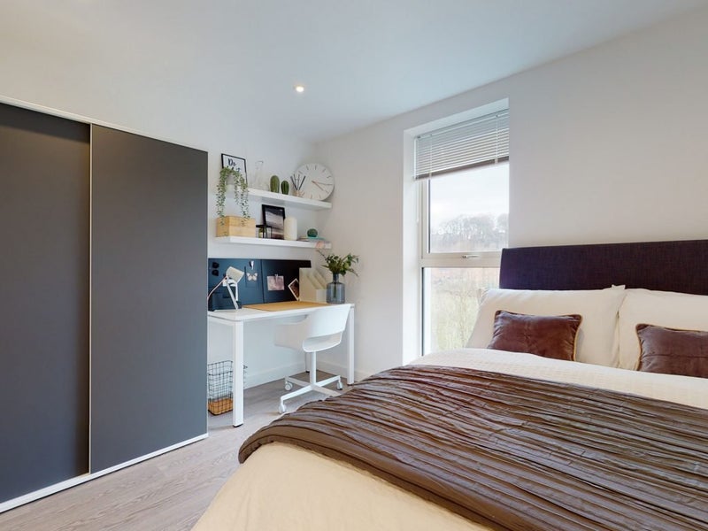 Photo 1: bed,wardrobe and study area
