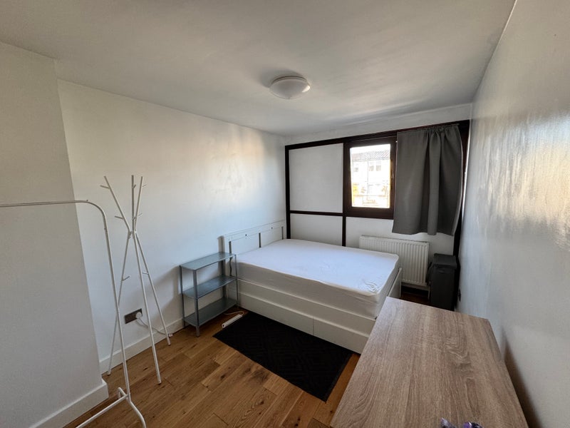 Photo 1: Bigger room on offer