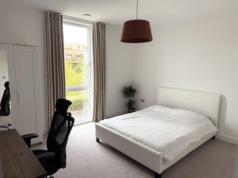 Photo 1: Large double bedroom