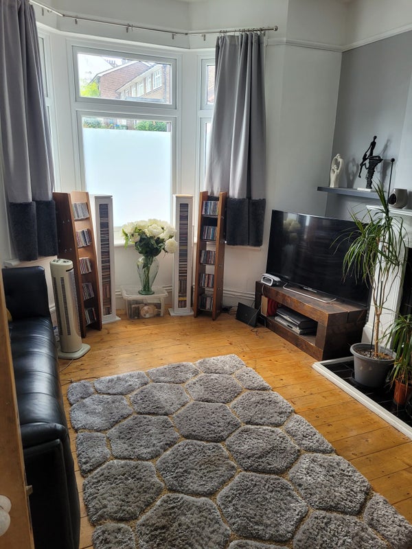 Photo 1: Lounge