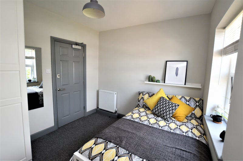 Photo 1: Room 9