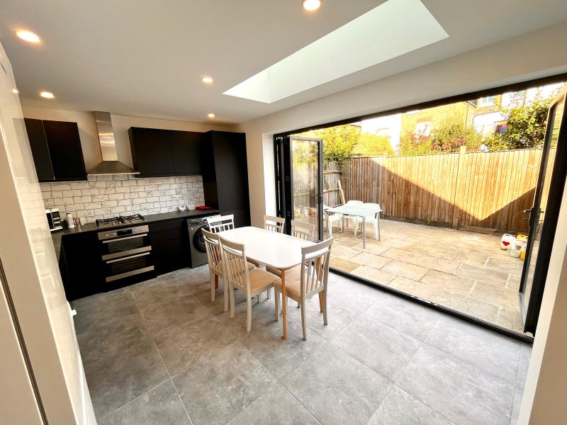 Photo 1: Kitchen/living room