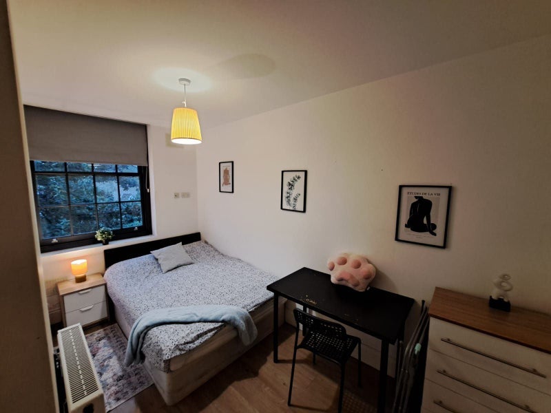 Photo 1: Ensuite