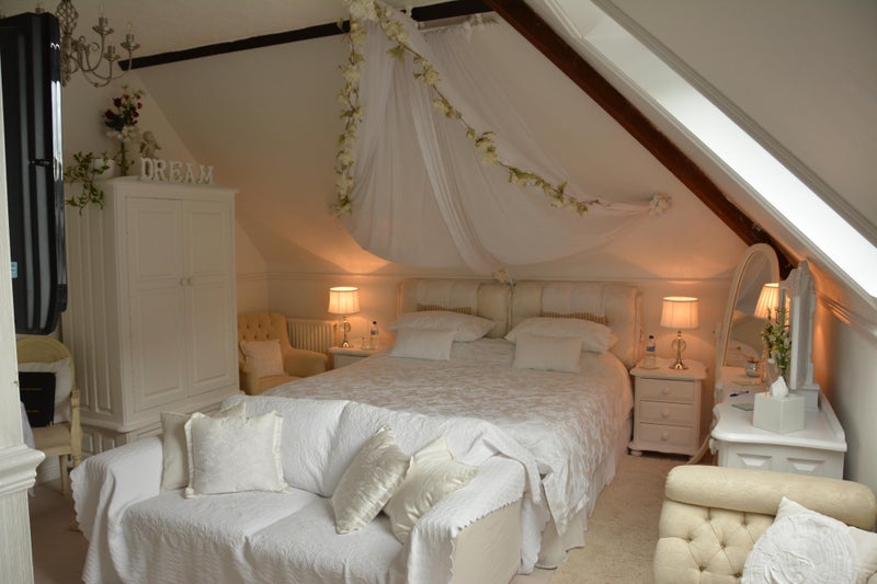 Photo 1: big and beautiful Broseley room