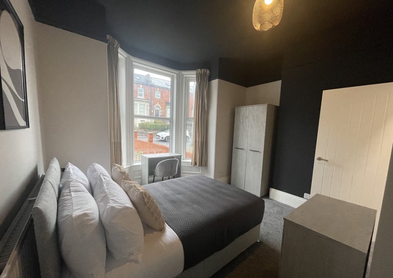 Photo 1: Room 1 with Ensuite