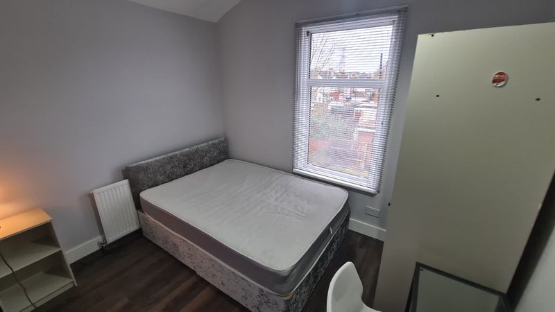 Photo 1: Room 5- £720 Available from 24/09/2025