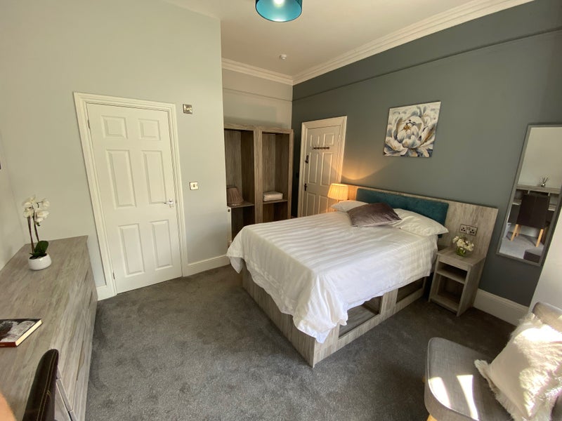 Photo 1: Room 1