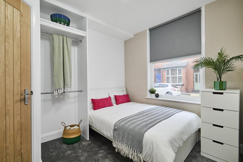 Photo 1: Bedroom