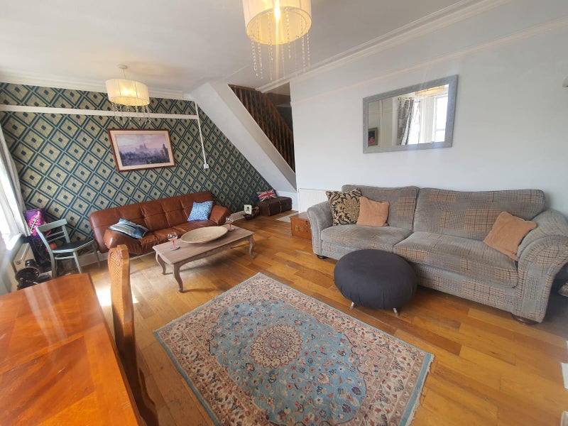 Photo 1: Lounge
