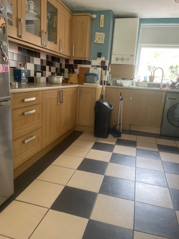 Photo 1: Kitchen spacious and tidy 