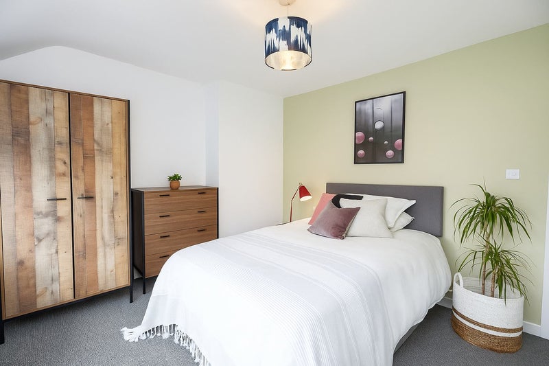 Photo 1: Room 2