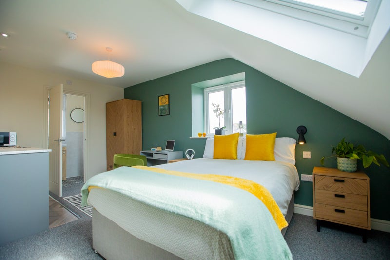 Photo 1: Beautiful loft room - large and bright