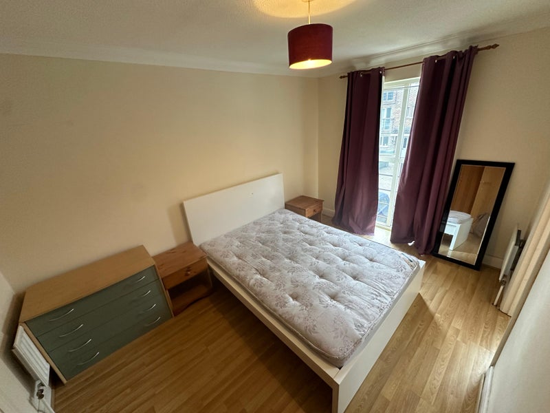 Photo 1: ROOM D. En Suite
