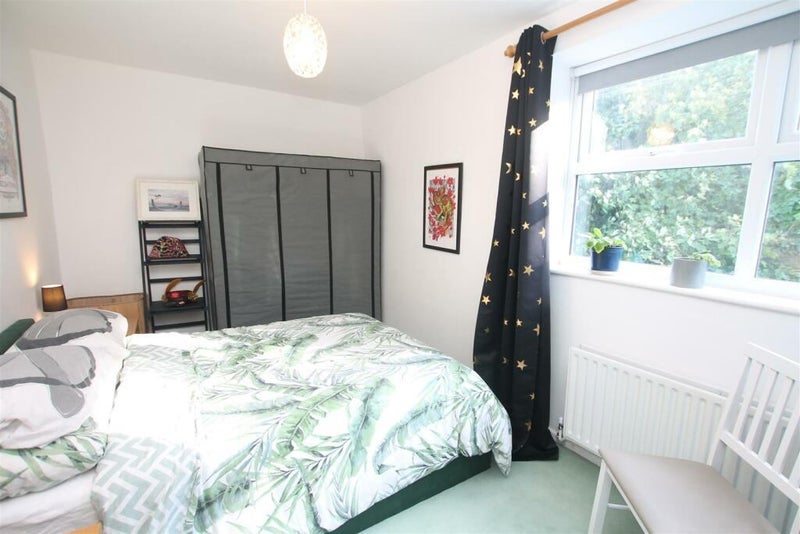 Photo 1: Bedroom