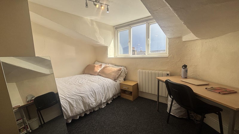 Photo 1: Bedroom