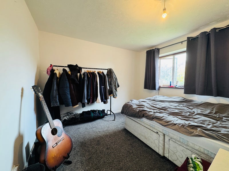 Photo 1: Room - C
