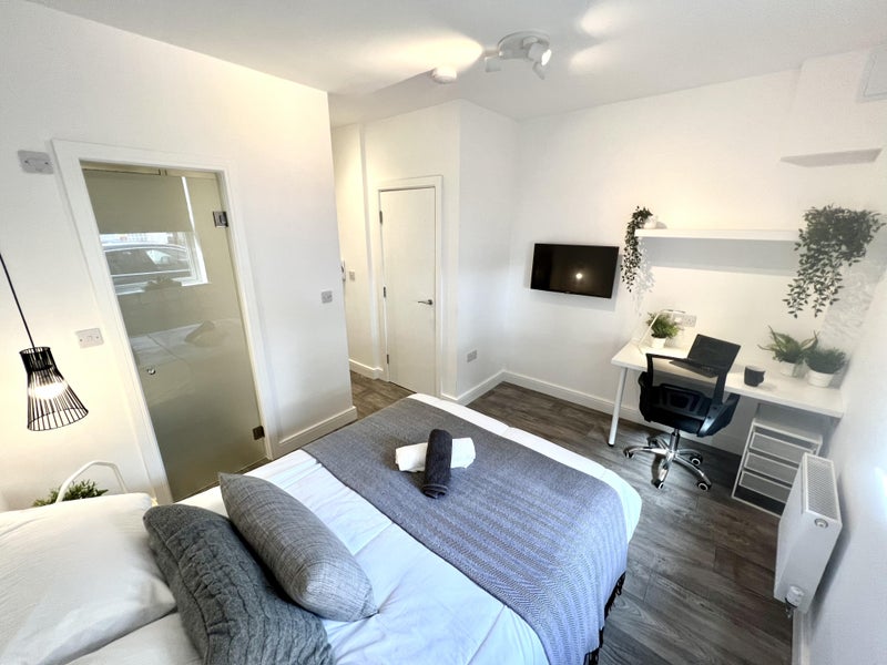Photo 1: Bedroom