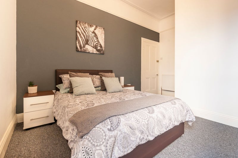 Photo 1: Bedroom 2