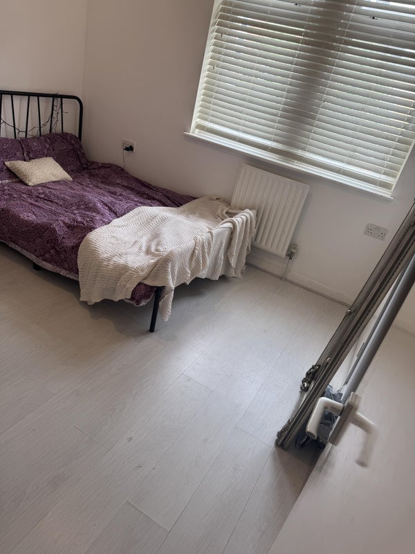 Photo 1: Bedroom