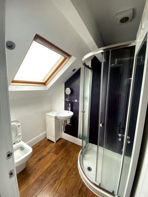 Photo 1: Ensuite