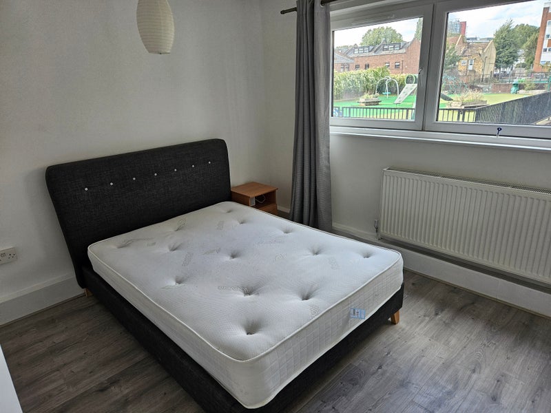 Photo 1: bedroom