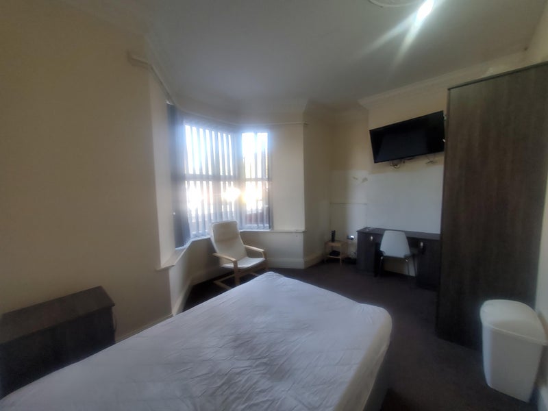 Photo 1: Room 1